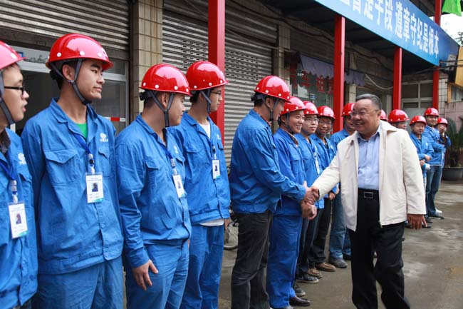 中國(guó)五冶集團(tuán)董事長(zhǎng)、黨委書記程并強(qiáng)與項(xiàng)目部員工親切握手致意，祝大家節(jié)日快樂。